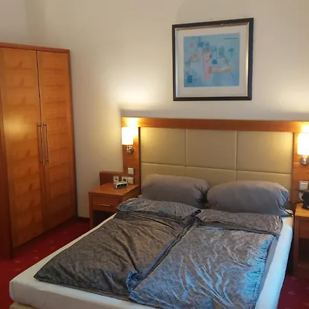 Villa, 24, Dz